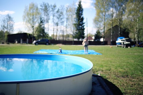 Rahmenpool als Hundeschwimmbecken