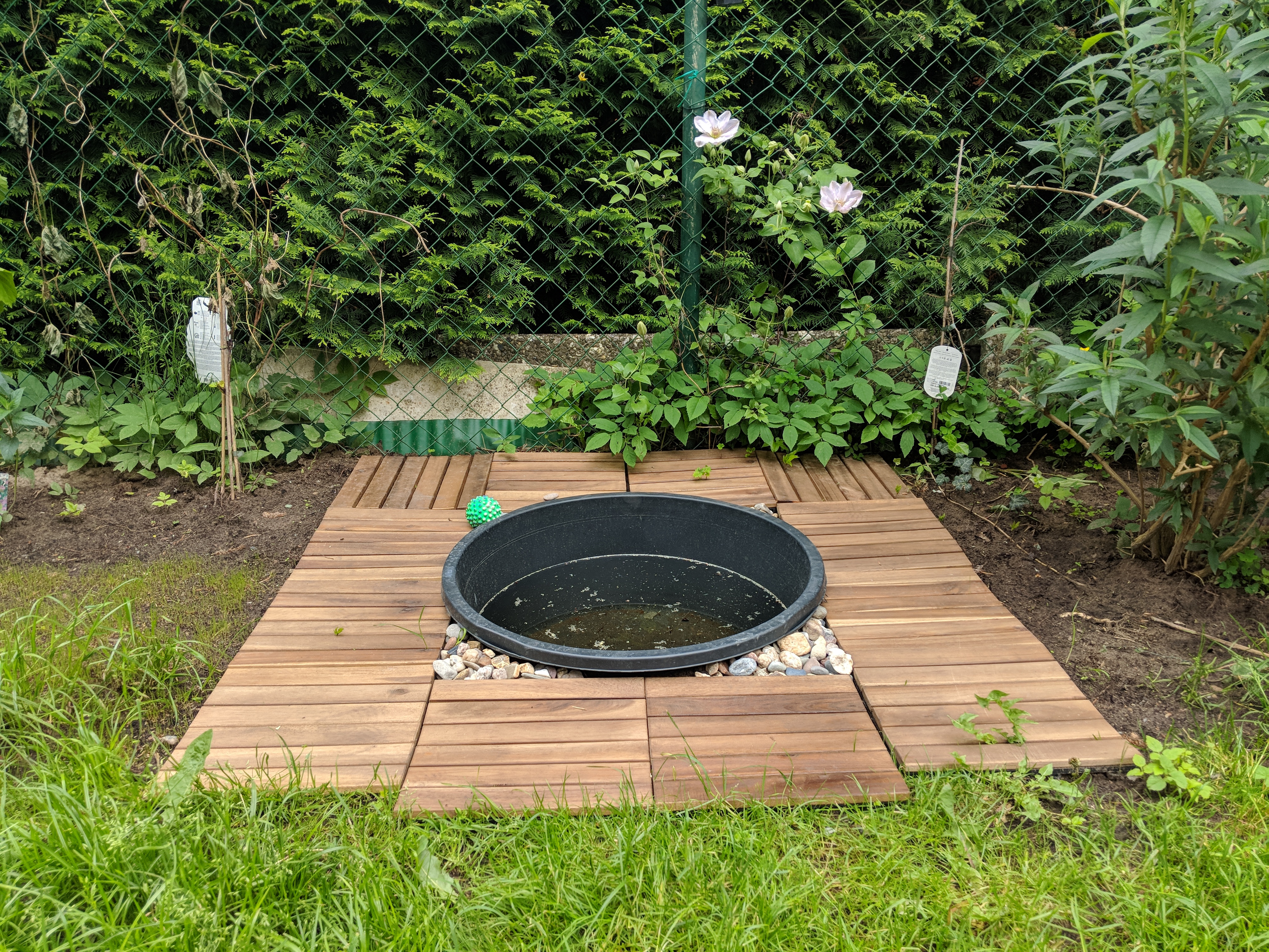 Selbst gebauter Hundepool im Garten